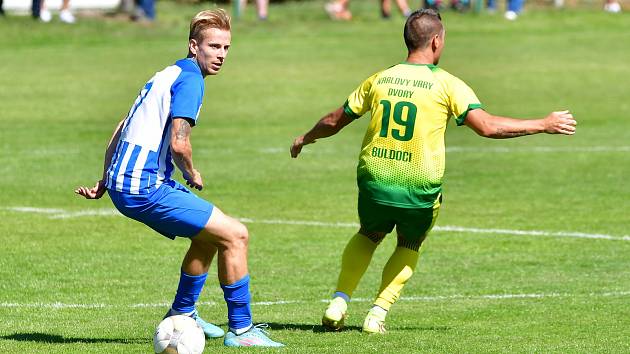 Fotbalisté Ostrova uspěli na půdě Dvorů, kde vydolovali vítězství 2:1.