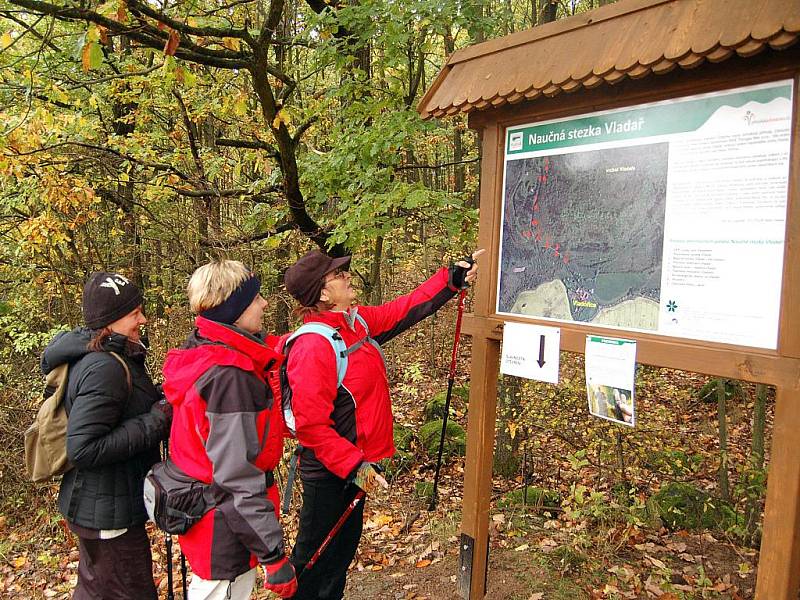 V sobotu 17. října představili ochránic přírody novou naučnou stezku na hoře Vladař u Žlutic. Tu už si prošli první turisté.