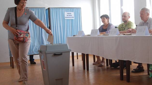V Karlovarském kraji přicházejí lidé volit do Evropského parlamentu.