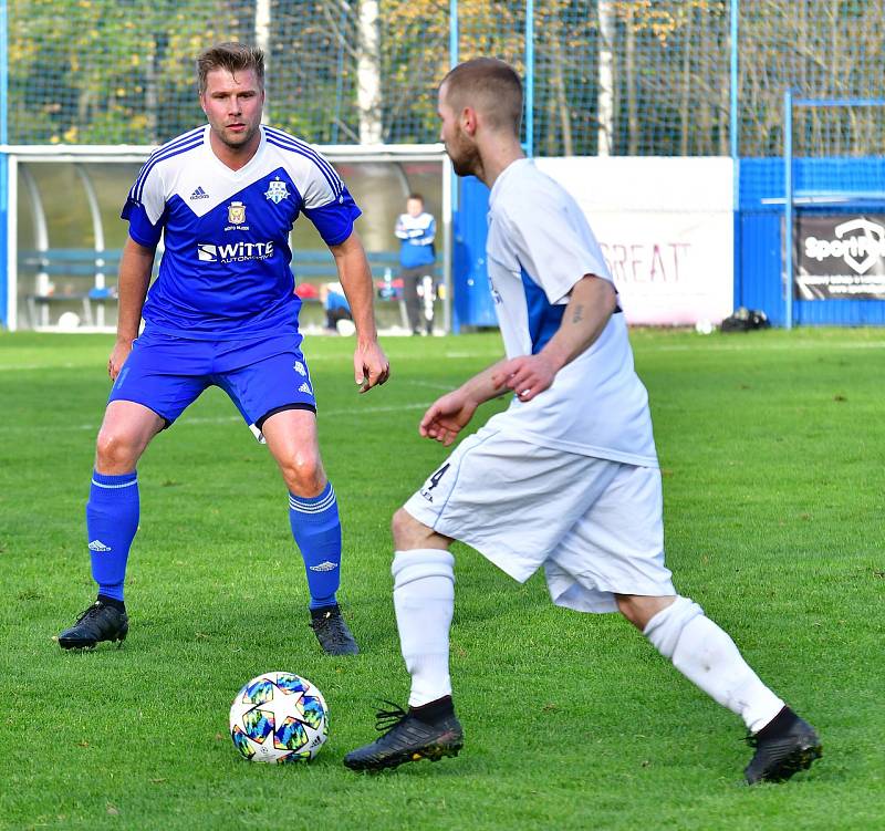 Fotbalisté Bečova ( v bílém) si o víkendu připsali na svůj účet v okresním přeboru velmi cennou výhru 4:1 nad Nejdkem B.