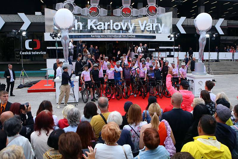 Příjezdem hostů na červený koberec hotelu Thermal začal 56. ročník Mezinárodního filmového festivalu Karlovy Vary