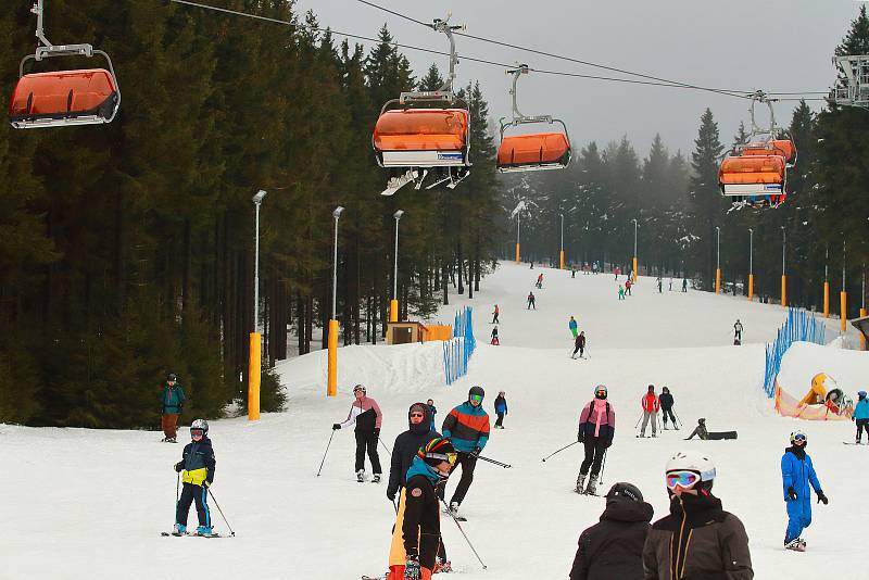 Jarní prázdniny začaly. Pocítil to také Skiareál Klínovec, kam zamířili lyžaři z plzeňských okresů.