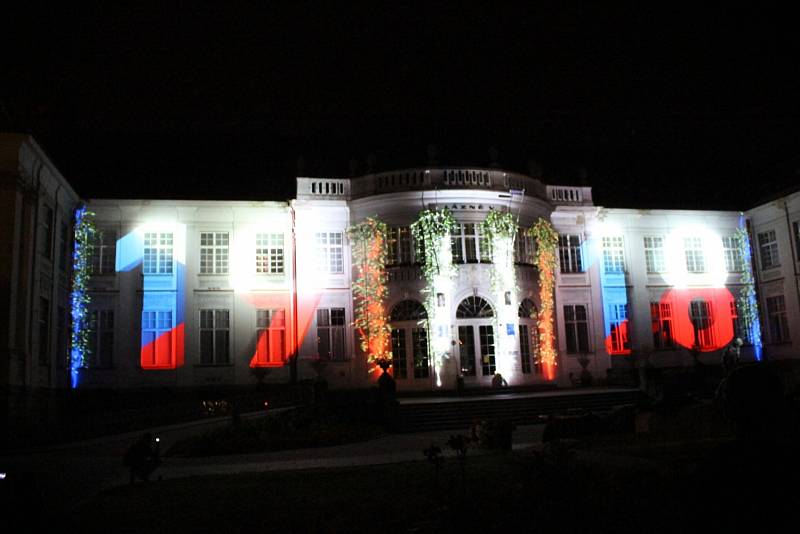 Festival světla VaryZáří, letos na počet 100. výročí vzniku státu.