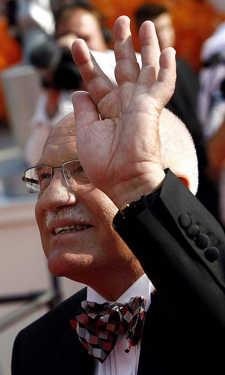 Prezident Václav Klaus přichází na zahájení 44. Filmového festivalu v Karlových Varech.