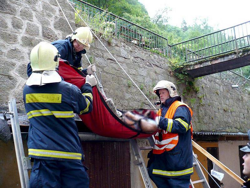 Hasiči sundavali tělo muže ze střechy garáže, na kterou spadl ze střechy domu