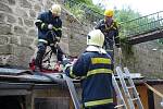 Hasiči sundavali tělo muže ze střechy garáže, na kterou spadl ze střechy domu