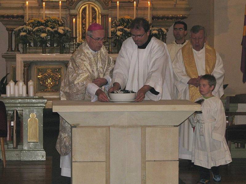 Starorolský kostel oslavil stovku. Plzeňský biskup František Radkovský ve starorolském kostele Nanebevstoupení Páně celebroval sobotní mši svatou.