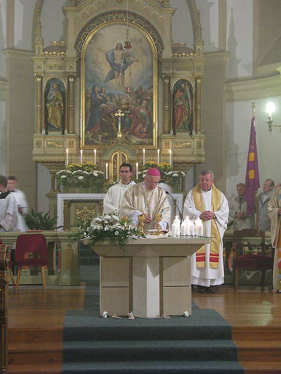 Starorolský kostel oslavil stovku. Plzeňský biskup František Radkovský ve starorolském kostele Nanebevstoupení Páně celebroval sobotní mši svatou.