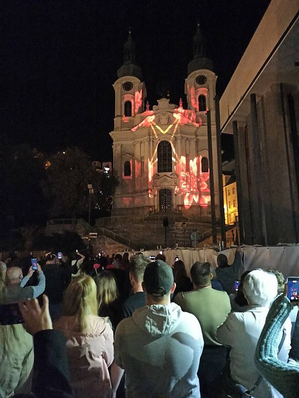 Festival světel přilákal do ulic v centru Karlových Varů i přes rostoucí počet nakažených tisícovky lidí.