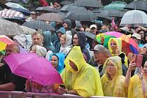 Zahajovací večer filmového festivalu včetně vystoupení britské kapely Morcheeba byl ve znamení deště.
