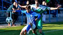 Fotbalisté Ostrova (v pruhovaném) nestačili v domácím prostředí na pražský Meteor, se kterým prohráli 0:2.