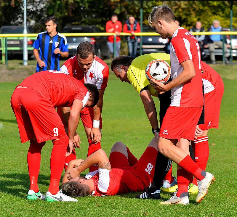 Fotbalisté karlovarské Slavie uhráli s vedoucími Zápy (v pruhovaném) bezbrankovou remízu. V následném penaltovém rozstřelu se jim však nedařilo a prohráli v poměru 6:7.