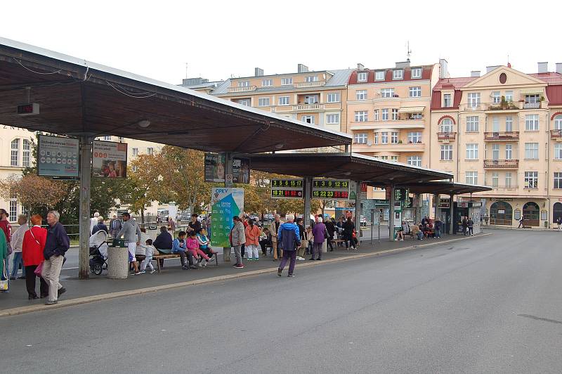 Na Rozcestí U Koníčka v Karlových Varech má vzniknout nový dopravní terminál. Nástupiště k autobusům mají být nově uprostřed vozovky. Změnou má projít i autobusové nádraží u Tržnice.