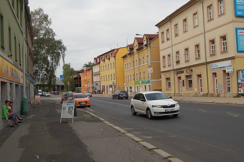 Na Rozcestí U Koníčka v Karlových Varech má vzniknout nový dopravní terminál. Nástupiště k autobusům mají být nově uprostřed vozovky. Změnou má projít i autobusové nádraží u Tržnice.