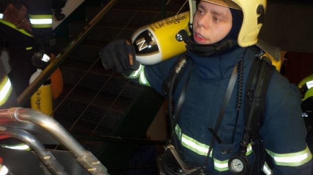 Cvičení složek integrovaného záchranného systému při simulovaném požáru v hotelu Thermal.