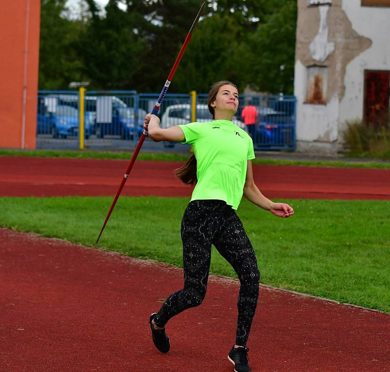 Karlovarské kontrolní závody uspořádal v týdnu na městském atletickém stadionu v lázeňském městě Triatlet Karlovy Vary.