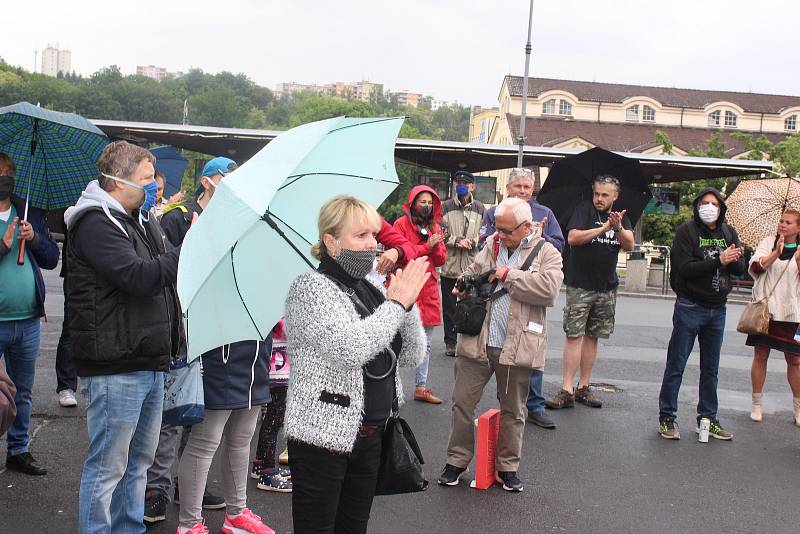 Také v Karlových Varech se lidé připojili k protestním akcím proti premiéru Andreji Babišovi.