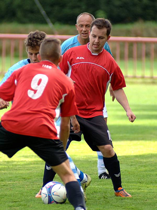 Fotbalisté Dolního Rychnova (v červeném) hostili Sokol Chyše.