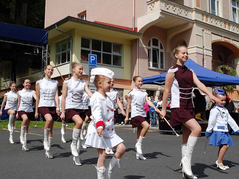 PESTRÝ PROGRAM. Letošní lázeňskou sezonu v Léčebných lázních Jáchymov zahájila nejen hudba a tanec, ale diváky potěšilo i skvělé vystoupení ostrovských mažoretek. Oslavy se konaly po celý víkend.