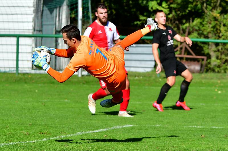 Karlovarská Slavia na dvorském stadionu porazila v derby rezervu pražské Slavie 3:1.