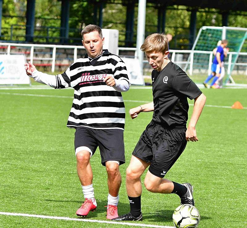 Fotbalovou Zaměstnaneckou ligu Karlovarského deníku vyhrály Františkovy Lázně Aquaforum a.s., které ve finále porazily Heinz-Glas Decor s.r.o. 2:1. Bronz pak připadl týmu Pressol Tschesien s.r.o, který porazil Thun 1794 a.s. 4:0.