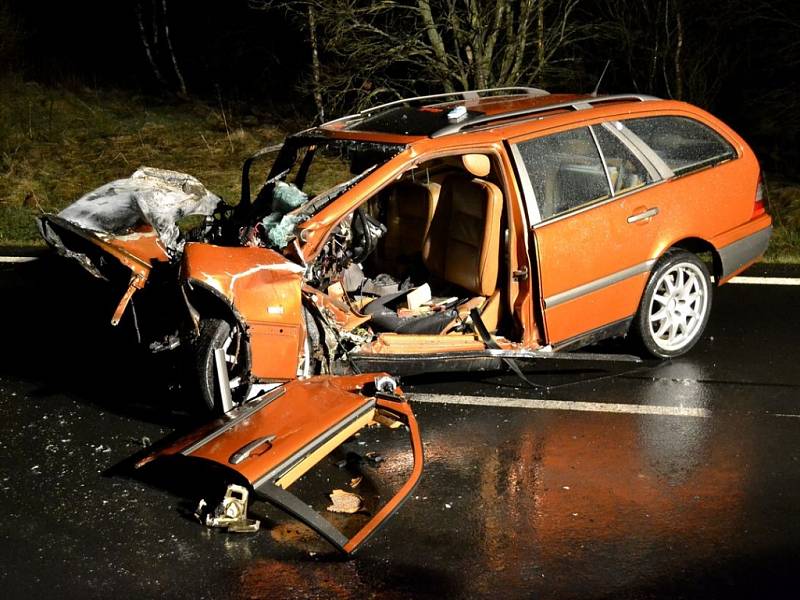 Nehoda u Stružné na silnici I6, při které zahynuli dva lidé.