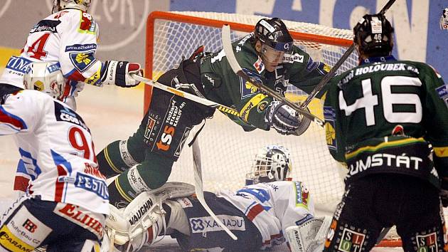 Ze zápasu 29. kola hokejové extraligy Eaton Pardubice (v bílém) - Energie Karlovy Vary (v zeleném) 3:5.