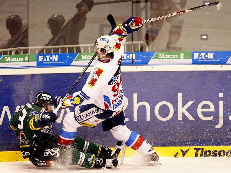 Ze zápasu 29. kola hokejové extraligy Eaton Pardubice (v bílém) - Energie Karlovy Vary (v zeleném) 3:5.