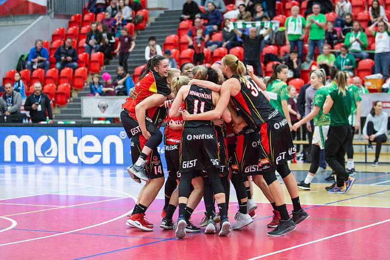 Finálový zápas finálového turnaje českého poháru basketbalistek v Karlových Varech, KP Brno  (v zelenobílém) - Sokol Nilfisk Hradec Králové