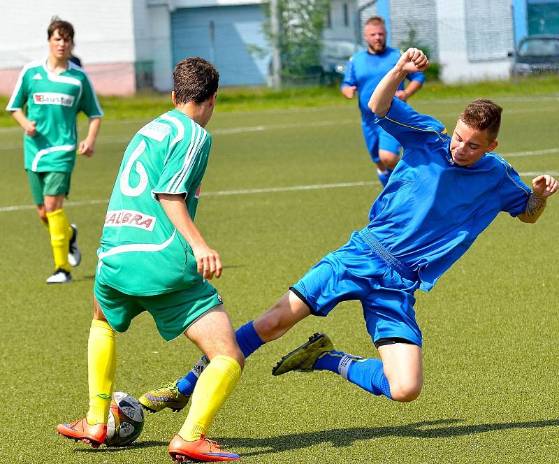 Karlovarské 1.FC (v zeleném) ovládlo krajský přebor dorostu, když v závěrečném kole završilo soutěž výhrou 7:1 nad Sedlecem (v modrém).