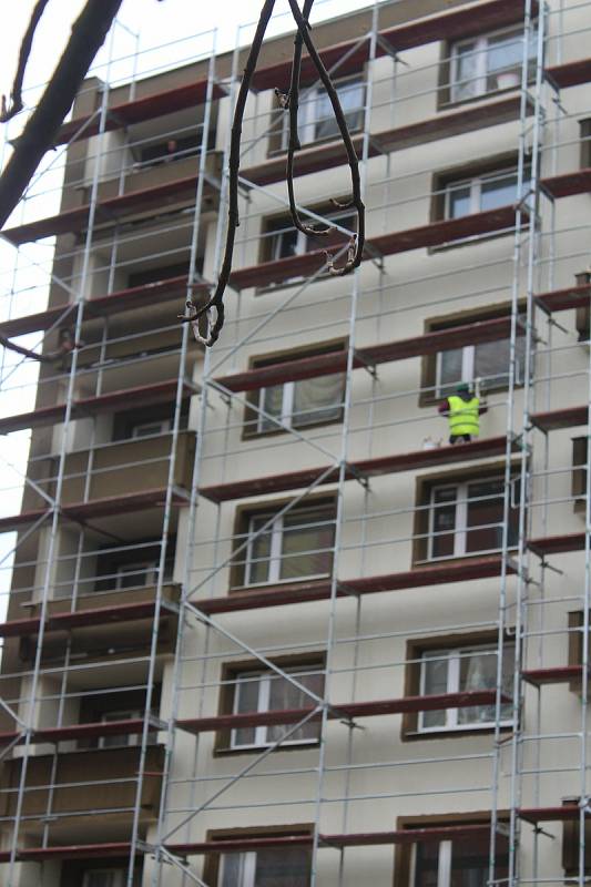 Bývalá ubytovna je zvenku k nepoznání. Na okolních stromech stále visí igelity a kusy hadrů.