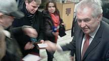 Prezident Zeman při konci pondělního programu zamířil do hotelu Thermal v Karlových Varech