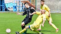 Dalovice (ve žlutém) v domácím prostředí porazily 2:0 Děpoltovice (v černém).