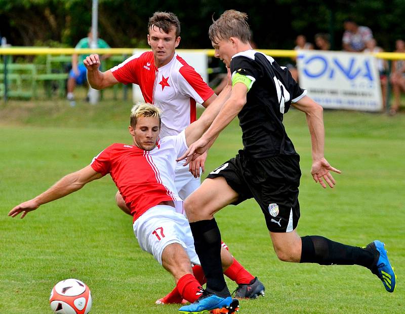 Fotbalisté varské Slavie remizovali v domácím prostředí s Plzní U19 (v černém) 2:2.