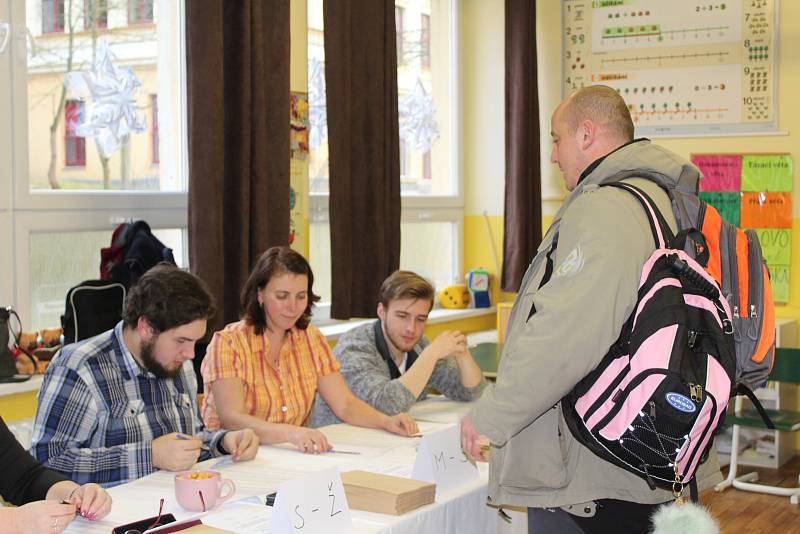 Jedna z volebních místností, kde občané Karlových Varů hlasovali v prvním místním referendu byla i v Základní škole Dukelských hrdinů.