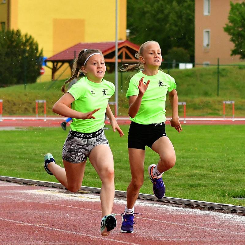 Zahájení atletické sezony v podání Atletiky Ostrov odstartují dnes na stadionu Miroslava Kitzbergera Ostrovské techniky.