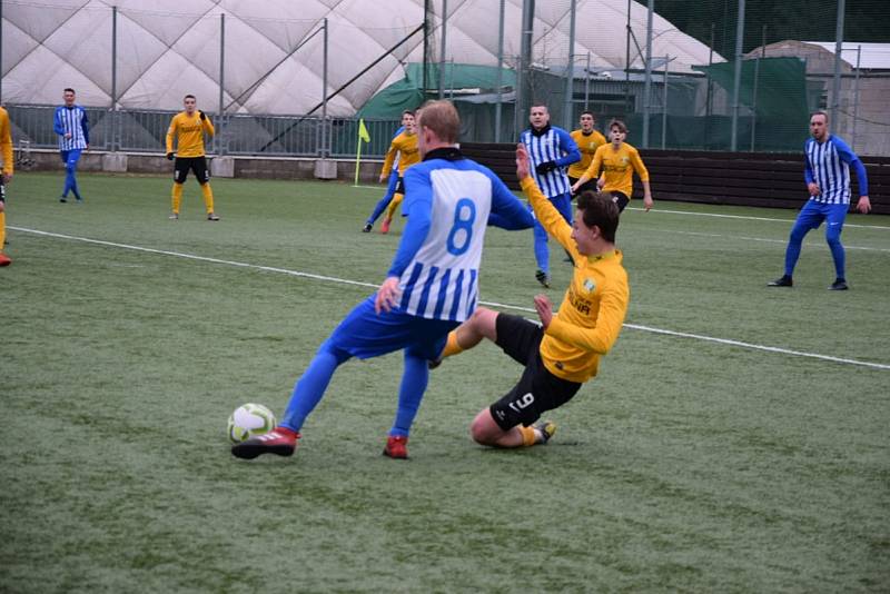 Baníkovci (ve žlutém) sahali v souboji s divizním Ostrovem po senzaci, nakonec prohráli dobře rozehraný duel těsně 2:3.