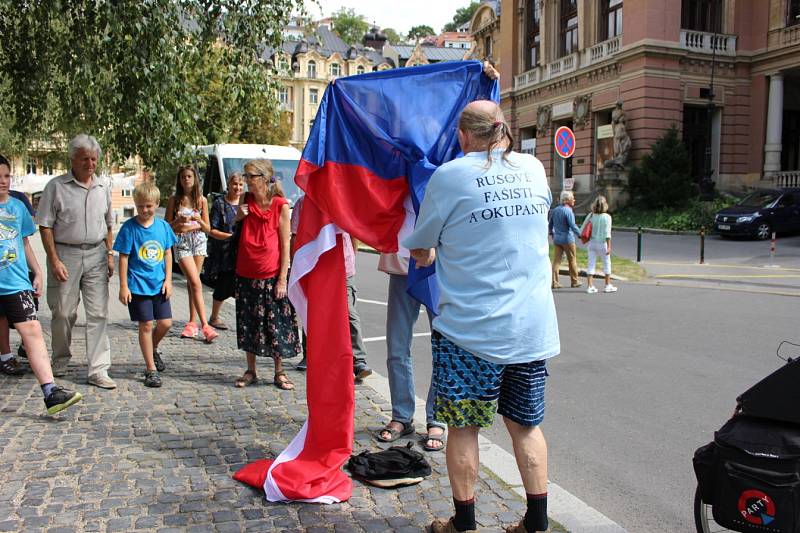 Kolem padesátky lidí se v Karlových Varech zúčastnilo vzpomínkového pochodu centrem lázní k ruskému konzulátu.