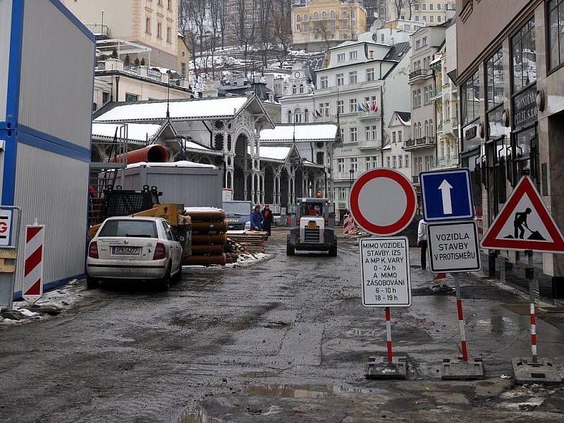 Rekonstrukce Staré louky a Tržiště v Karlových Varech má skončit koncem roku 2010. Zatím se musí lidé brodit v blátě a vyhýbat se dělníkům.