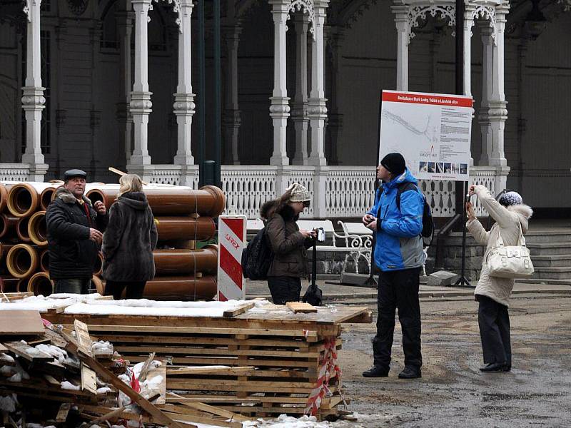 Rekonstrukce Staré louky a Tržiště v Karlových Varech má skončit koncem roku 2010. Zatím se musí lidé brodit v blátě a vyhýbat se dělníkům.