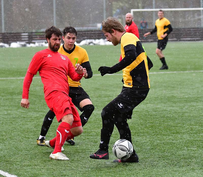 Pila (v červeném) porazila béčko Olympie 2:0, slavila druhou jarní výhru.