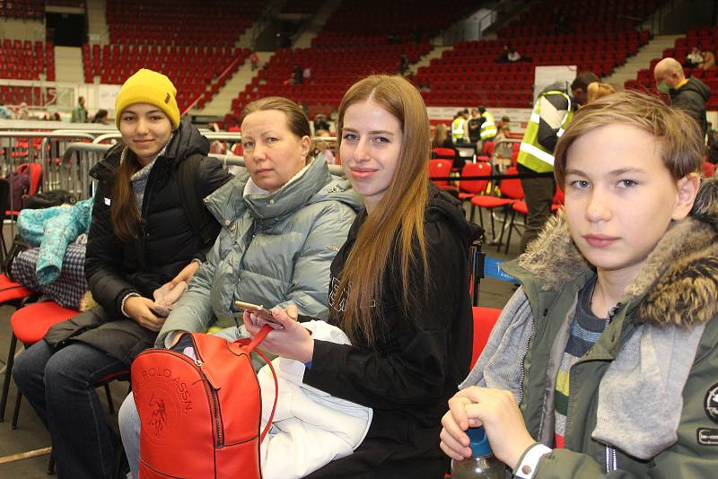 Ukrajinci v asistenčním centru v KV Areně.