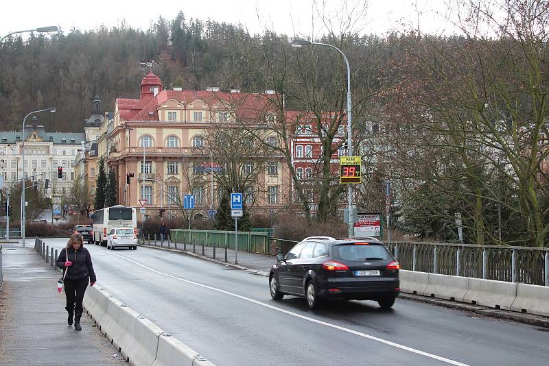 RADARY na CHEBSKÉM A TUHNICKÉM MOSTĚ zjišťují, jak moc se změnil provoz na těchto komunikacích v důsledku uzavření Ostrovského mostu.