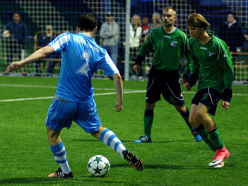 Chebská derby mezi hvězdou (v modrém) a mužstvem FC Cheb skončilo bez branek. Zápas rozhodly až pokutové kopy.