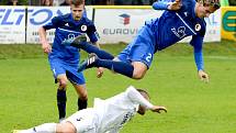 Krajské divizní derby nevyšlo hráčům Mariánských Lázní (v bílém) podle jejich představ, když museli skousnout potupnou prohru 0:6.