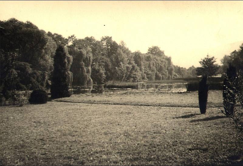 Dobové fotografie Bečovské botanické zahrady.