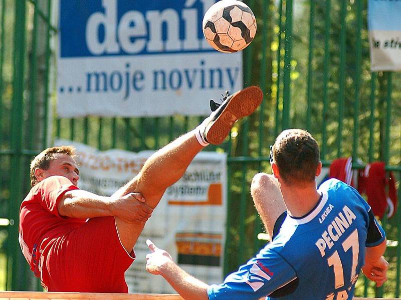 V semifinálové sérii play out nohejbalové extraligy, rozhodli svou výhrou 5:3 nad týmem SK Nohejbal Žatec (v modrém) hráči karlovarského Liaporu (v červeném) a setrvání v soutěži i pro příští ročník extraligy, když celou sérii vyhráli v poměru 3:2.