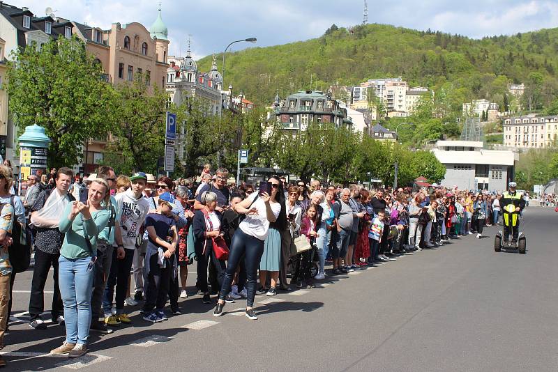 Dva roky se muselo lázeňské město obejít bez historického průvodu. Letos si to lidé užili.