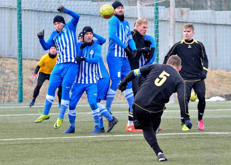 Generálkové utkání Viktorii Mariánské Lázně (v černém) nevyšlo, když podlehla Ostrovu (v modrém) 3:1.