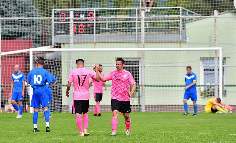 Cenný bod si připsala ve 4. kole krajské I. A třídě na konto rezerva FK Ostrov, která dosáhla v souboji s TJ Karlovy Vary-Dvory po výsledku 1:1 na bodový zisk.